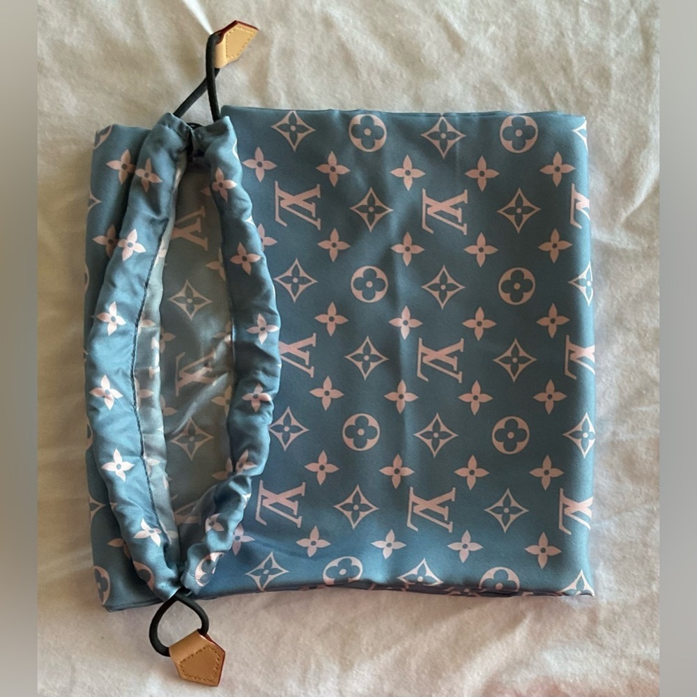 Louis Vuitton Pink and Gray Drawstring Bag - Picture 4 of 5